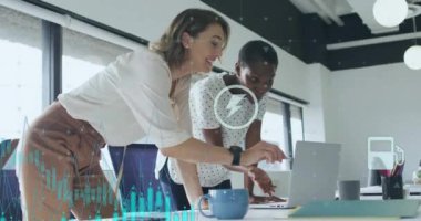 Gündelik ofiste tartışan çeşitli bayan meslektaşlar üzerine simgelerin canlandırılması ve işleme verileri. Ağ, veri, dijital arayüz, takım çalışması, iş ve iletişim, dijital olarak oluşturulmuş video.