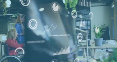 Çalışmayı tartışan engelli ve çeşitli meslektaşların veri işleme ve diyagramlarının animasyonu. Küresel güvenlik, teknoloji ve dijital arayüz kavramı dijital olarak oluşturulmuş video.