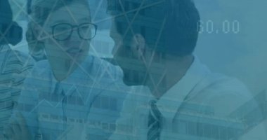 Ofisteki çeşitli iş adamları üzerinde finansal veri işleme animasyonu. Küresel finans, iş, bağlantılar, hesaplama ve veri işleme kavramı dijital olarak oluşturulmuş video.