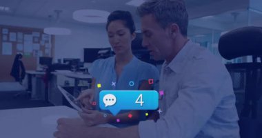 Tablet kullanan çeşitli iş adamları üzerinde medya simgelerinin canlandırılması. Küresel iş ve dijital arayüz kavramı dijital olarak oluşturulmuş video.