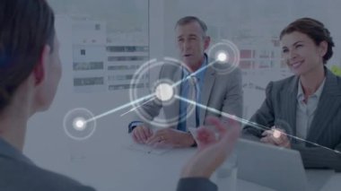 Bilgisayar kullanarak çeşitli iş adamları üzerinden bağlantı ağının animasyonu. Küresel finans, iş, bağlantılar, hesaplama ve veri işleme kavramı dijital olarak oluşturulmuş video.