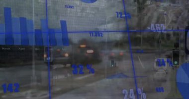 Şehir manzarası üzerinde veri işleme animasyonu. Küresel finans, iş, bağlantılar, hesaplama ve veri işleme kavramı dijital olarak oluşturulmuş video.