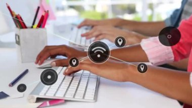 Ofisteki çeşitli iş adamları üzerinde Wi-Fi simgeleriyle bağlantı ağının animasyonu. Küresel iş, bağlantılar, hesaplama ve veri işleme kavramı dijital olarak oluşturulmuş video.