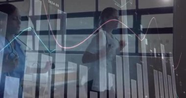 Çalışan farklı kadın doktorların veri işleme ve diyagramlarının animasyonu. Küresel tıp ve dijital arayüz kavramı dijital olarak oluşturulmuş video.