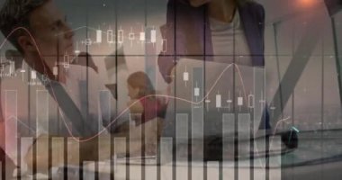 Ofisteki dizüstü bilgisayar kullanan çeşitli iş adamlarının finansal veri işleme animasyonları. Küresel finans, iş, bağlantılar, hesaplama ve veri işleme kavramı dijital olarak oluşturulmuş video.