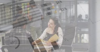 Çeşitli meslektaşların iş tartışmaları üzerine veri işleme ve diyagramların animasyonu. Küresel iş, takım çalışması ve dijital arayüz kavramı dijital olarak oluşturulmuş video.