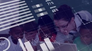 Çeşitli okul çocukları ve sınıftaki bayan öğretmenler üzerinde veri işleme animasyonları. Eğitim, dijital arayüz, iletişim, istatistik ve öğrenme, dijital olarak oluşturulmuş video.