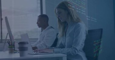 Ofisteki çeşitli iş adamları üzerinde finansal veri işleme animasyonu. Küresel finans, iş, bağlantılar, hesaplama ve veri işleme kavramı dijital olarak oluşturulmuş video.