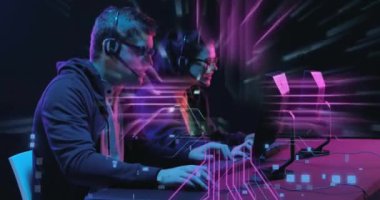 Devre kartının animasyonu ve çeşitli iş adamlarının veri işlemesi. Dijital olarak oluşturulmuş küresel bağlantılar, hesaplama, dijital arayüz ve veri işleme kavramı.