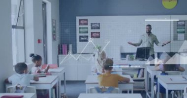 Veri işleme ve çeşitli erkek öğretmen ve öğrencilerin öğrenmesi üzerine diyagramların animasyonu. Küresel eğitim ve dijital arayüz kavramı dijital olarak oluşturulmuş video.