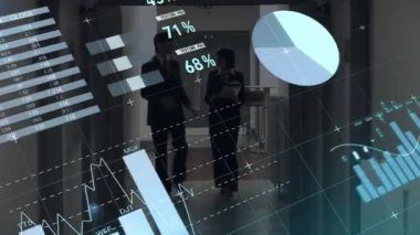 Veri işleme animasyonu, borsa ve Kafkasyalı iş adamlarının yürümesi üzerine dünya haritası. İş ve dijital arayüz kavramı, dijital olarak oluşturulmuş video.