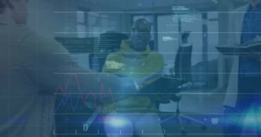 Ofisteki çeşitli iş adamları üzerinde finansal veri işleme animasyonu. Küresel finans, iş, bağlantılar, hesaplama ve veri işleme kavramı dijital olarak oluşturulmuş video.