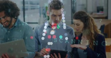 Ofisteki çeşitli iş adamları üzerinde metin ve veri işleme animasyonu. Küresel finans, iş, bağlantılar, hesaplama ve veri işleme kavramı dijital olarak oluşturulmuş video.