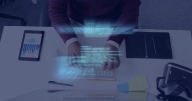 Masadaki beyaz iş adamının veri işleme animasyonu. Dijital olarak oluşturulmuş küresel bağlantılar, hesaplama, dijital arayüz ve veri işleme kavramı.