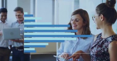 Ofisteki çeşitli iş adamları üzerinde finansal veri işleme animasyonu. Küresel finans, iş, bağlantılar, hesaplama ve veri işleme kavramı dijital olarak oluşturulmuş video.