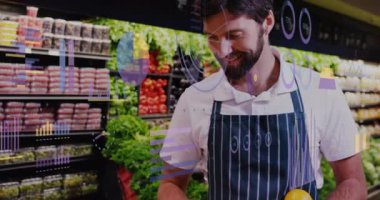 Kafkas adam bakkal alışverişinde veri işleme animasyonu. Küresel alışveriş, iş, bağlantılar, hesaplama ve veri işleme kavramı dijital olarak oluşturulmuş video.
