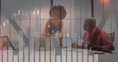 Çeşitli meslektaşların iş tartışmaları üzerine veri işleme ve diyagramların animasyonu. Küresel iş, takım çalışması ve dijital arayüz kavramı dijital olarak oluşturulmuş video.