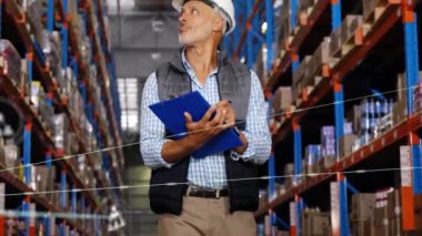 Depoda çalışan beyaz adamın üzerindeki ikonlarla olan bağlantıların animasyonu. Küresel gönderim, iş, bağlantılar, hesaplama ve veri işleme kavramı dijital olarak oluşturulmuş video.