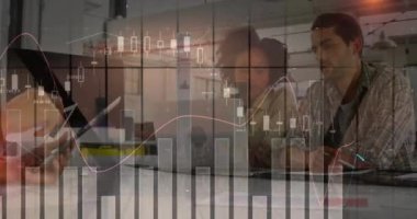 Ofisteki dizüstü bilgisayar kullanan çeşitli iş adamlarının finansal veri işleme animasyonları. Küresel finans, iş, bağlantılar, hesaplama ve veri işleme kavramı dijital olarak oluşturulmuş video.