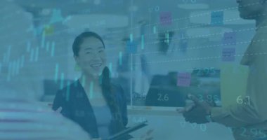 Ofisteki çeşitli iş adamları üzerinde finansal veri işleme animasyonu. Küresel finans, iş, bağlantılar, hesaplama ve veri işleme kavramı dijital olarak oluşturulmuş video.