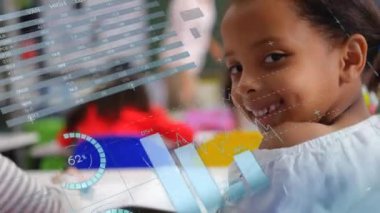 İlkokuldaki mutlu melez kızın dosyalarının ve veri işleme programının animasyonu. Veri, dijital arayüz, eğitim, bağlantı, okul ve iletişim, dijital olarak oluşturulmuş video.