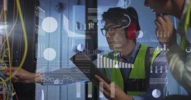 Bilgisayar sunucuları tarafından geliştirilen çeşitli veri işlemlerinin animasyonu. Küresel finans, iş, bağlantılar, hesaplama ve veri işleme kavramı dijital olarak oluşturulmuş video.