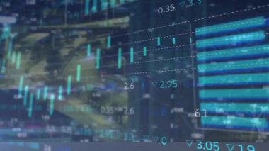 Şehir manzarası üzerinde finansal veri işleme animasyonu. Küresel finans, iş, bağlantılar, hesaplama ve veri işleme kavramı dijital olarak oluşturulmuş video.