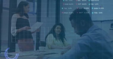 Gündelik ofiste konuşan çeşitli meslektaşlar üzerinde dosya ve veri işleme animasyonları. Veri, dijital arayüz, iş, takım çalışması, ağ ve iletişim, dijital olarak oluşturulmuş video.