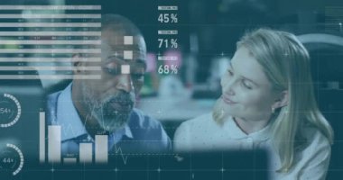 Ofisteki çeşitli iş adamları üzerinde finansal veri işleme animasyonu. Küresel finans, iş, bağlantılar, hesaplama ve veri işleme kavramı dijital olarak oluşturulmuş video.