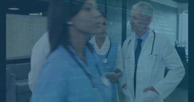 Hastanedeki çeşitli doktorlarda finansal veri işleme animasyonu. Küresel tıp, sağlık, bağlantılar, hesaplama ve veri işleme kavramı dijital olarak oluşturulmuş video.