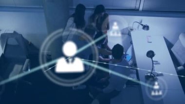 Ofisteki çeşitli iş adamlarının simgeleriyle bağlantı ağının animasyonu. Küresel finans, iş, bağlantılar, hesaplama ve veri işleme kavramı dijital olarak oluşturulmuş video.