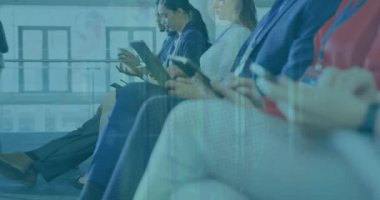 Ofisteki çeşitli iş adamları üzerinde finansal veri işleme animasyonu. Küresel finans, iş, bağlantılar, hesaplama ve veri işleme kavramı dijital olarak oluşturulmuş video.