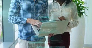 Çeşitli iş adamlarının iş tartışmalarında veri işleme animasyonu. Küresel iş ve dijital arayüz kavramı dijital olarak oluşturulmuş video.