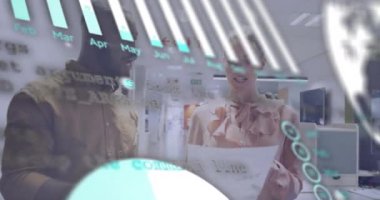 Muhtelif meslektaşların ofiste iş görüşmesi üzerine finansal veri işleme animasyonu. Küresel iş, finans ve dijital arayüz kavramı dijital olarak oluşturulmuş video.