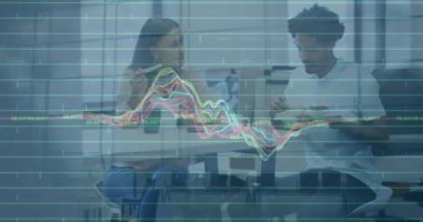 Muhtelif meslektaşların ofiste iş görüşmesi üzerine finansal veri işleme animasyonu. Küresel iş, bilgisayar, iletişim ve dijital arayüz kavramı dijital olarak oluşturulmuş video.