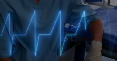 Ameliyathanede yüz maskesi takan beyaz kadın bir doktorun kardiyografisi. Küresel tıp ve dijital arayüz kavramı dijital olarak oluşturulmuş video.