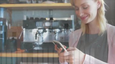 Akıllı telefon kullanan beyaz bir kadın için finansal veri işleme animasyonu. Küresel finansman, bilgisayar, yaşam tarzı ve dijital arayüz kavramı dijital olarak oluşturulmuş video.