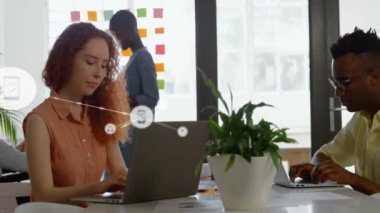 Ofiste çalışan farklı meslekdaşların ikonlarıyla bağlantı ağının animasyonu. Küresel iş, takım çalışması ve dijital arayüz kavramı dijital olarak oluşturulmuş video.