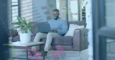 Afrika kökenli Amerikalı iş adamının finansal veri işleme çalışmalarının animasyonu. Küresel finans, iş, bağlantılar, hesaplama ve veri işleme kavramı dijital olarak oluşturulmuş video.