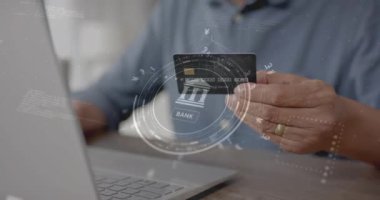 Döviz simgelerinin animasyonu ve internetten ödeme yapan melez adamın verileri. Dijital olarak oluşturulan küresel çevrimiçi bankacılık, finans, iş, bağlantılar ve veri işleme kavramı.