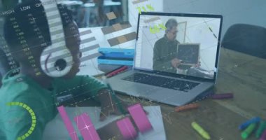 İnternette dizüstü bilgisayar kullanarak Afro-Amerikan çocuk üzerinde finansal veri işleme animasyonu. Küresel finans, iş, bağlantılar, hesaplama ve veri işleme kavramı dijital olarak oluşturulmuş video.