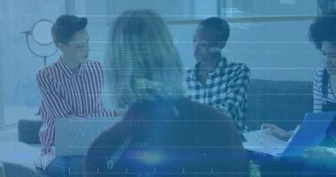 Dizüstü bilgisayarla çeşitli iş adamları üzerinde finansal veri işleme animasyonu. Küresel finans, iş, bağlantılar, hesaplama ve veri işleme kavramı dijital olarak oluşturulmuş video.