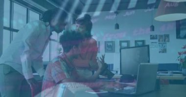 Ofisteki çeşitli iş adamları üzerinde finansal veri işleme animasyonu. Küresel finans, iş, bağlantılar, hesaplama ve veri işleme kavramı dijital olarak oluşturulmuş video.