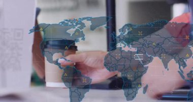 Kafkas kadının kahve servisi yapması üzerine dünya haritasıyla finansal veri işleme animasyonu. Küresel finans, iş, bağlantılar, hesaplama ve veri işleme kavramı dijital olarak oluşturulmuş video.