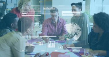 Toplantıda çeşitli iş adamlarının veri işleme animasyonları. Küresel iş, takım çalışması ve dijital arayüz kavramı dijital olarak oluşturulmuş video.