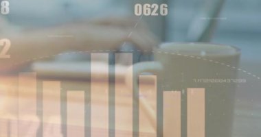 Bilgisayarı kullanan beyaz bir kadının ellerinde grafik ve veri işleme animasyonu. Bağlantı, veri, iş, işlem, dijital arayüz ve iletişim, dijital olarak oluşturulmuş video.