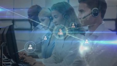 Telefon kulaklığı kullanarak çeşitli meslektaşlar üzerinden bağlantı ağının animasyonu. Küresel iş ve dijital arayüz, dijital olarak oluşturulan video.