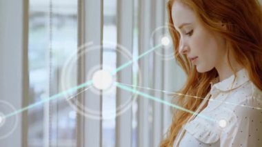 Ofiste tablet kullanan Kafkasyalı iş kadını üzerinden bağlantı ağının animasyonu. Dijital olarak oluşturulmuş küresel bağlantılar, bilgisayar, iş ve dijital arayüz kavramı.