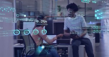 Muhtelif meslekdaşların ofiste çalışmalarını tartışan şemalar ve veri işleme animasyonları. Küresel iş, takım çalışması ve dijital arayüz kavramı dijital olarak oluşturulmuş video.