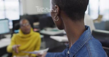 Yaratıcı ofiste çalışan çeşitli meslektaşların veri işleme animasyonları. İş, takım çalışması ve dijital arayüz konsepti dijital olarak oluşturulmuş video.